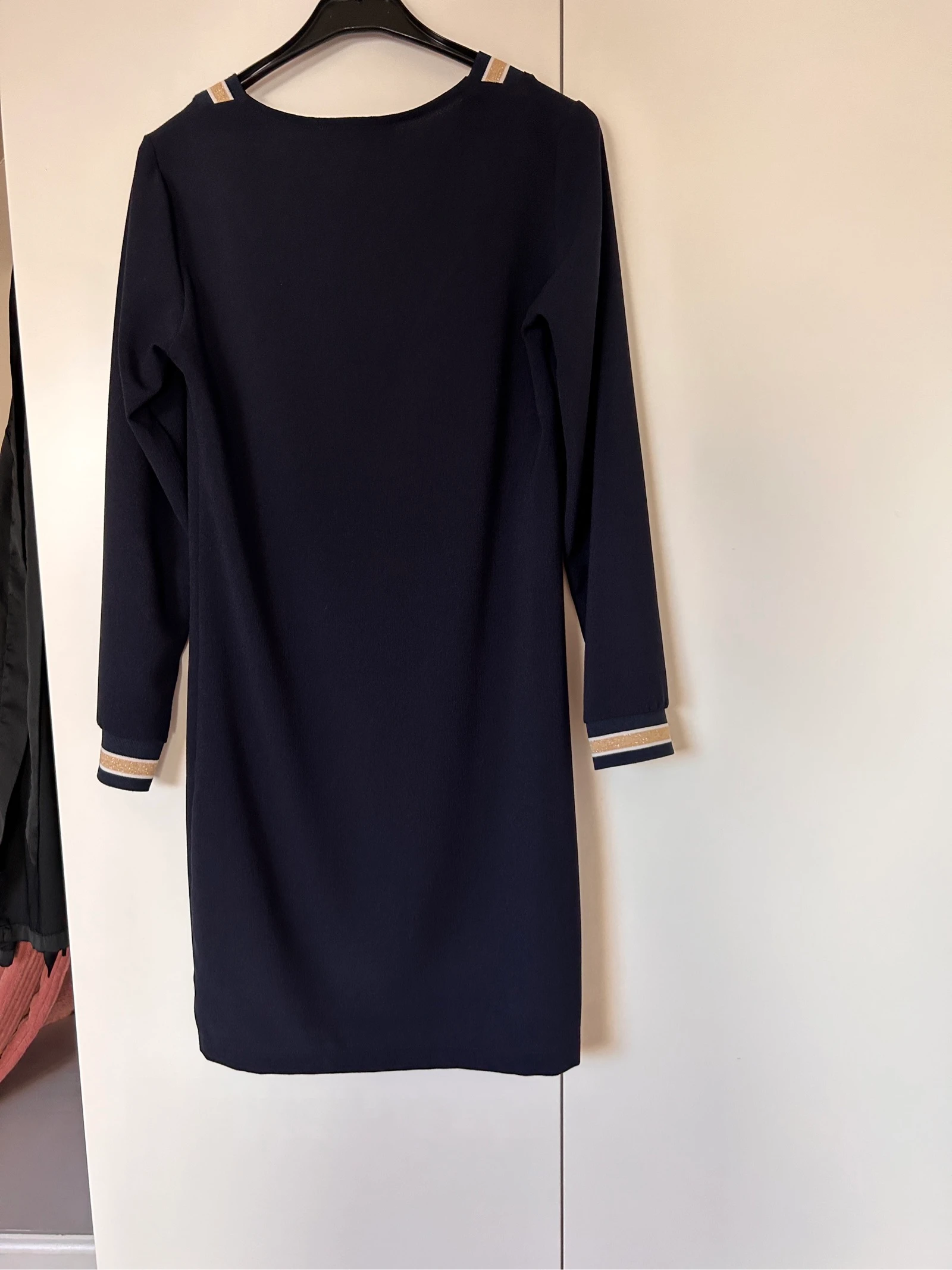 Vestido azul-marinho com decote em V – photo 4